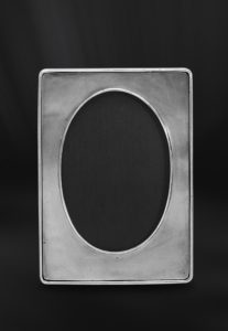 Cornice portafoto ovale in peltro (Art.486)