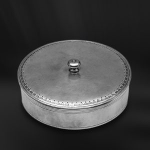 Scatola scatolina rotonda bomboniera regalo aziendale portagioie in peltro (Art.620)