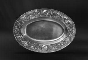 Centrotavola ovale in peltro sbalzato (Art.783)